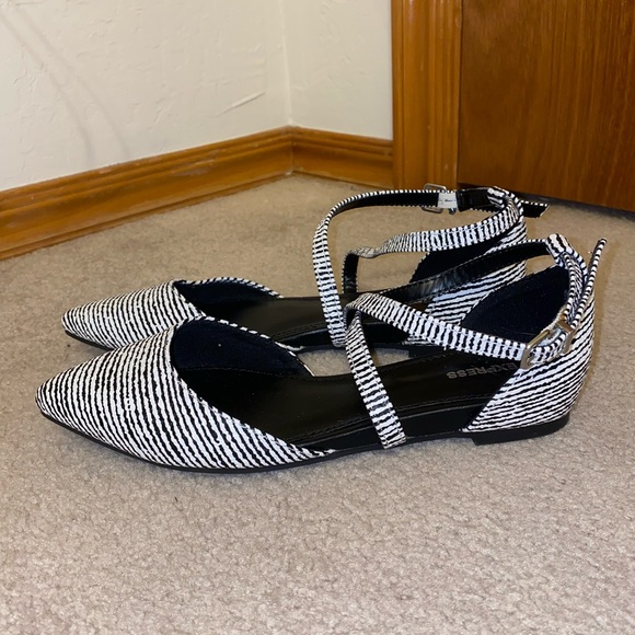 Express black & white sandals. Size 6. - Picture 5 of 7
